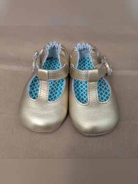 (NEW): Robeez Metallic Gold Mary Jane Baby Shoes with Bow (9-12 months)